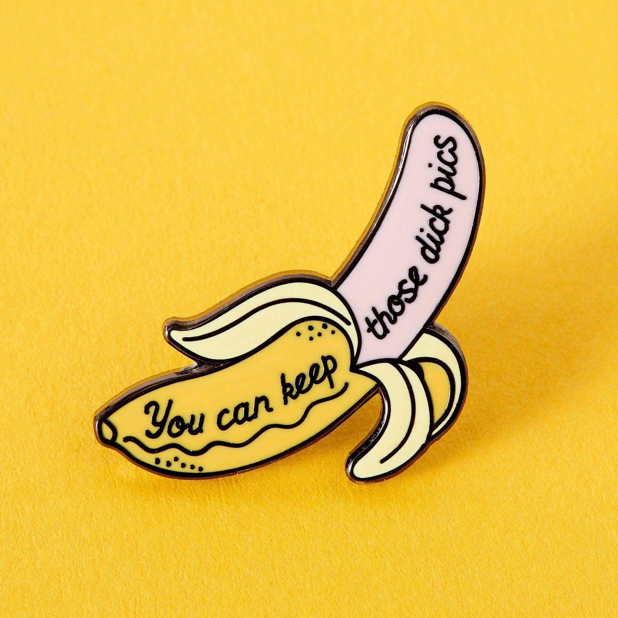 Emaille-Pin mit der Aufschrift „Keep Your Dick Pics“ im frechen Design von Punky Pins