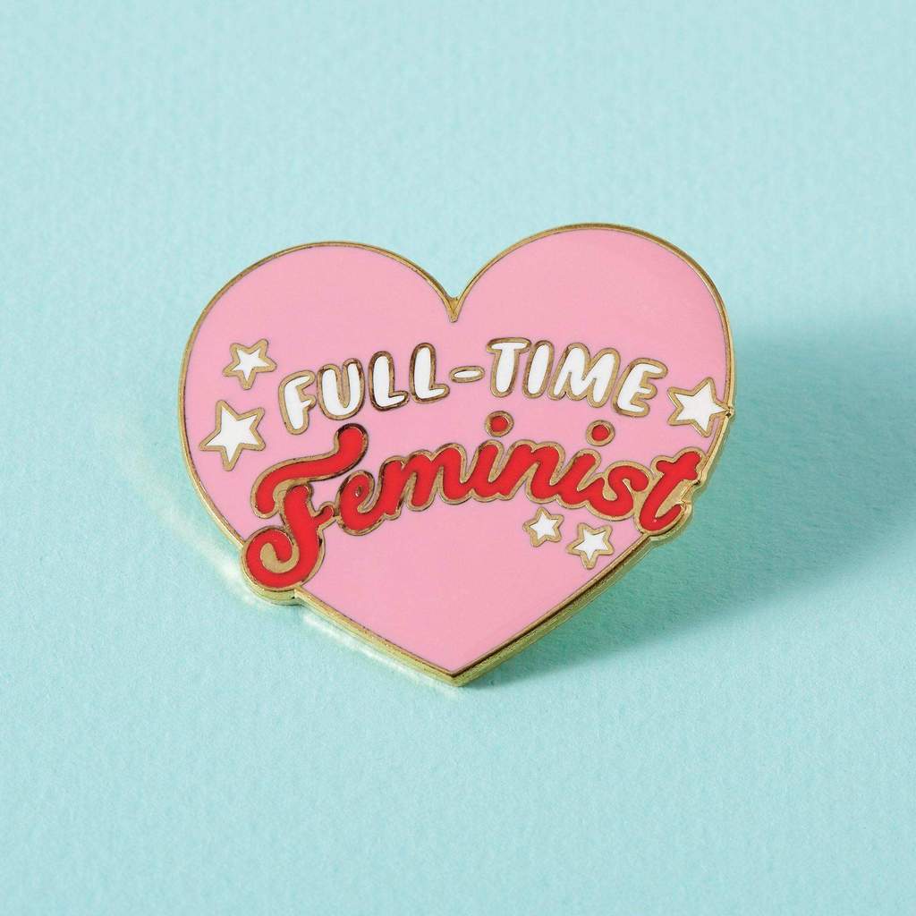 Emaille-Pin mit der Aufschrift „Full-Time Feminist“ in kräftigem Design von Punky Pins